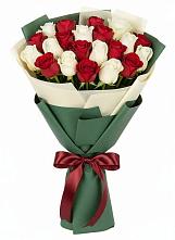 Букет Микс из красных и белых роз в Янино 1
