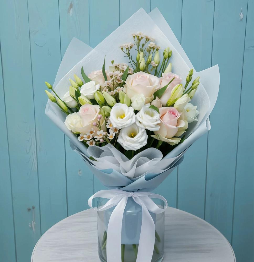 Букет цветов из: Розы и Лизиантусы в Янино 1