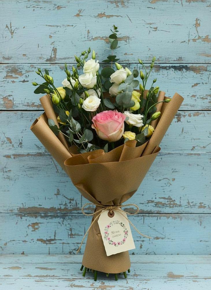 Букет цветов из: Розы и Лизиантусы в Янино 1