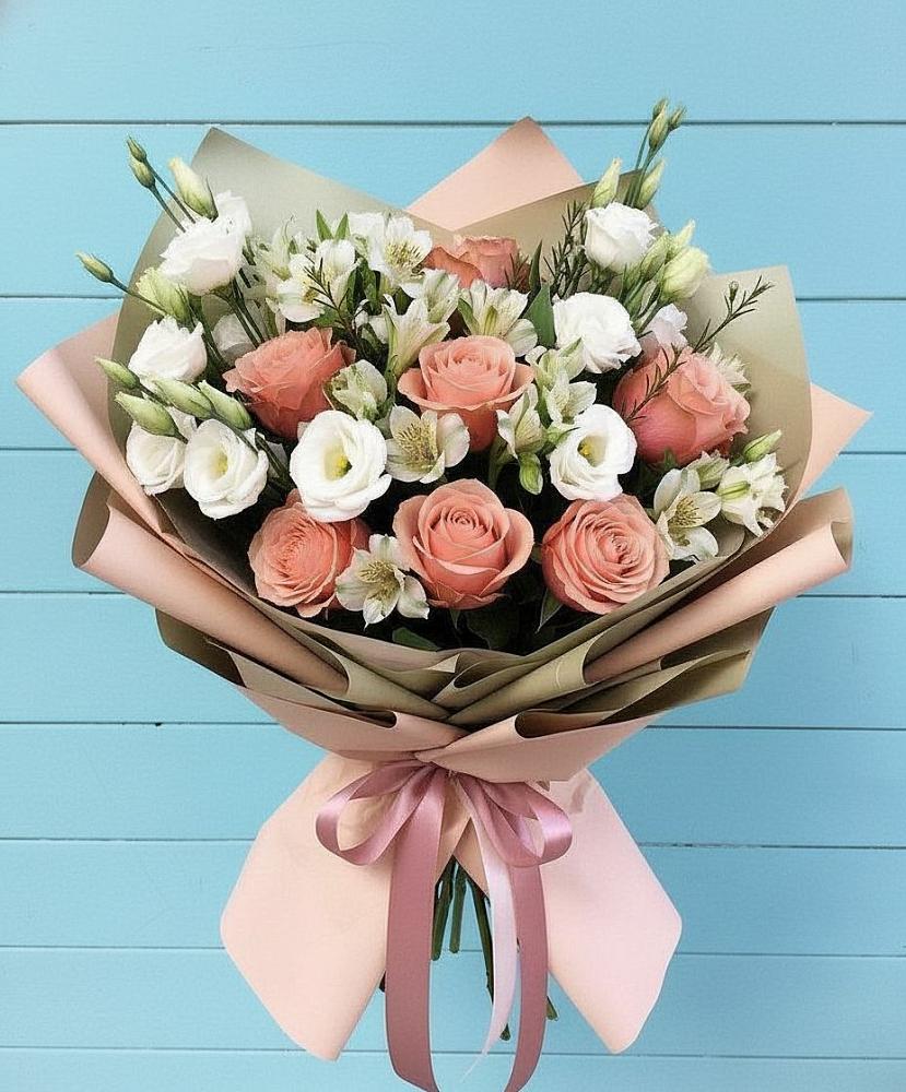 Букет цветов из: Розы, Альстромерии и Лизиантусы в Янино 1