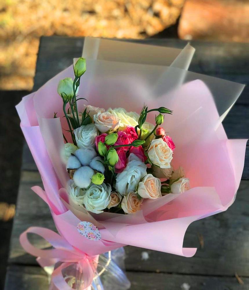 Букет цветов из: Розы и Лизиантусы в Янино 1