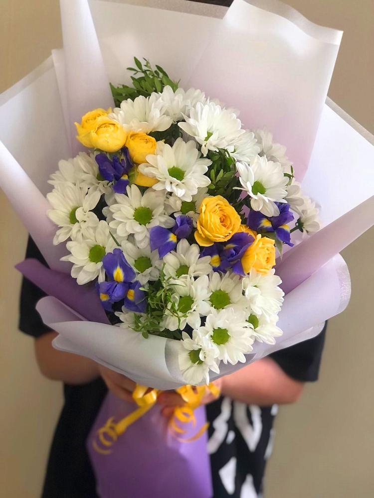 Букет цветов из: Ирисы, Хризантемы и Розы в Янино 1