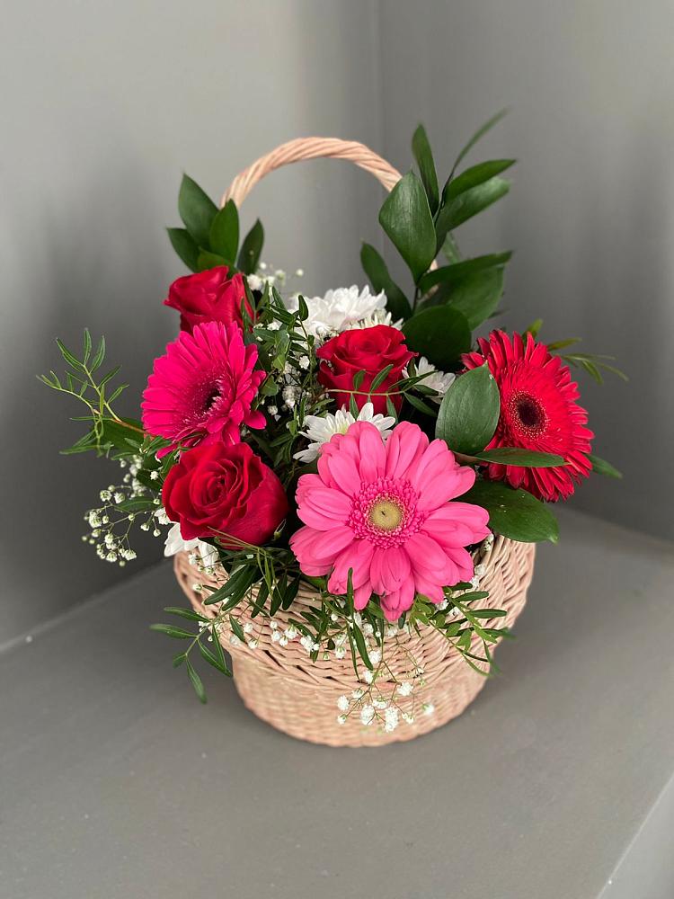 Цветочная композиция из Розы, Хризантемы и Герберы в корзине в Янино 1