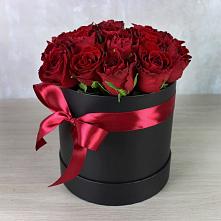 Цветочная композиция из Розы в шляпной коробке в Янино 1