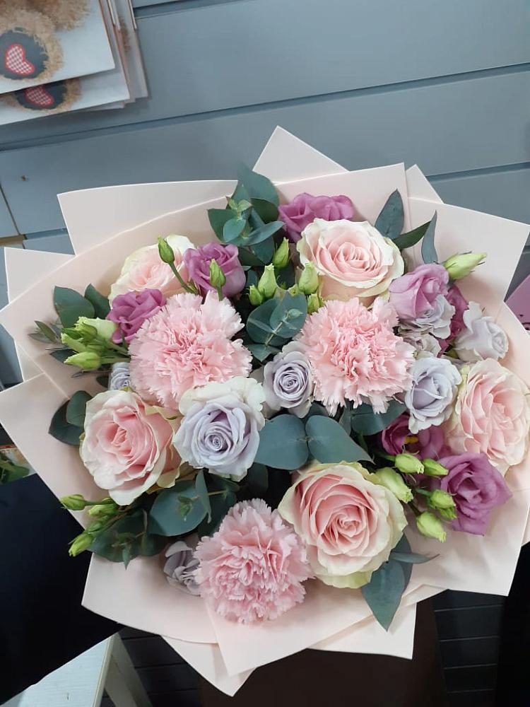 Букет цветов из: Розы, Гвоздики и Лизиантусы в Янино 1