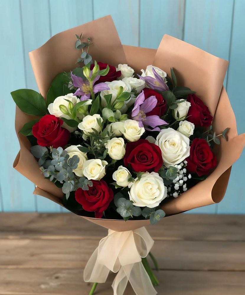 Букет цветов из: Розы и Альстромерии в Янино 1