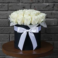 Цветочная композиция из Розы в шляпной коробке в Янино 1