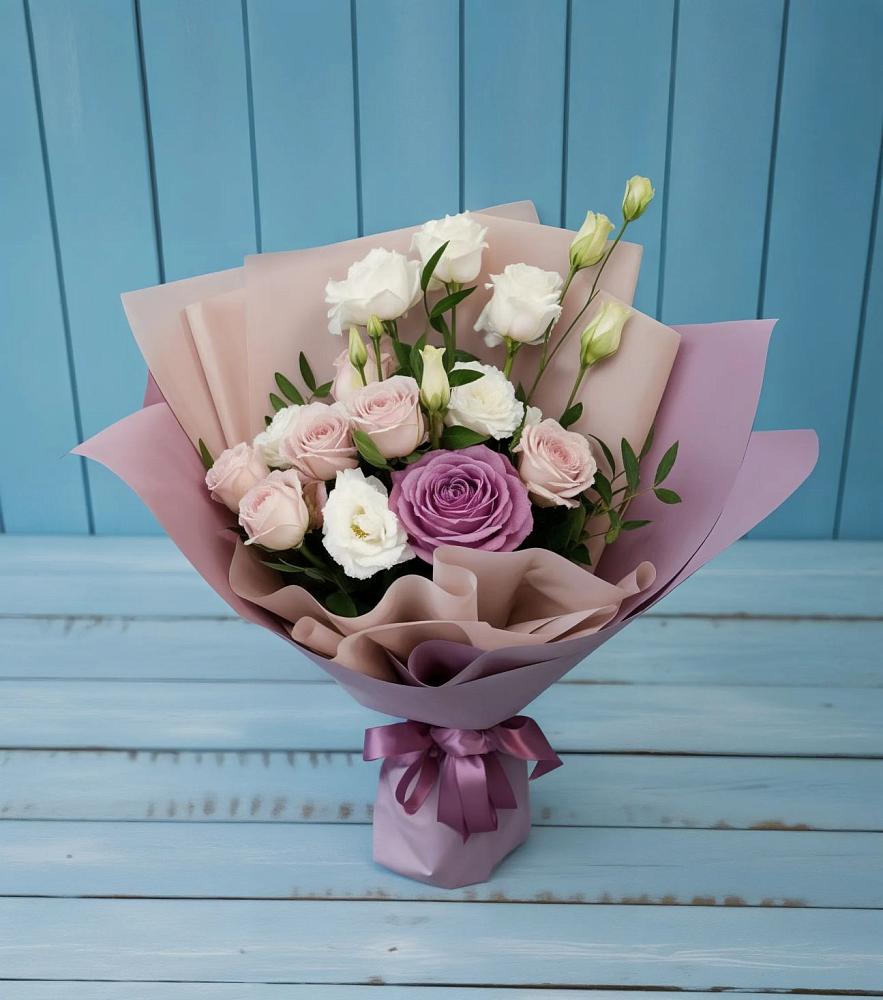 Букет цветов из: Розы и Лизиантусы в Янино 1